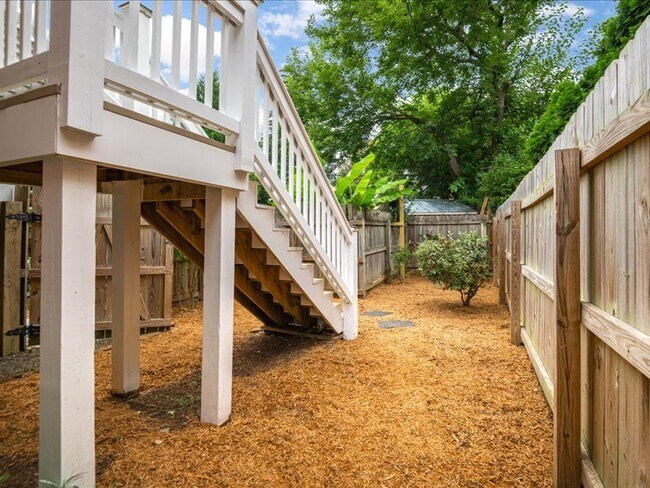 Building Photo - 4416 Bromley Ln