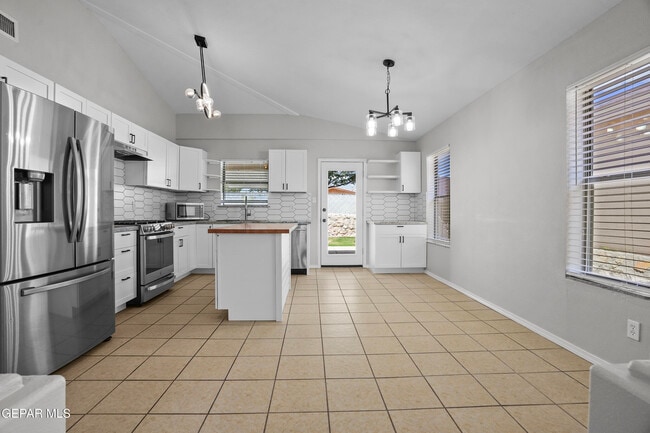 Building Photo - 10039 Paloma Dr