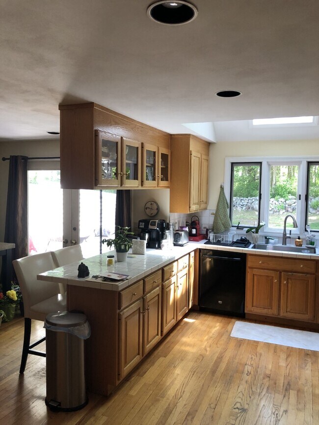 Building Photo - 16 Village Victoria