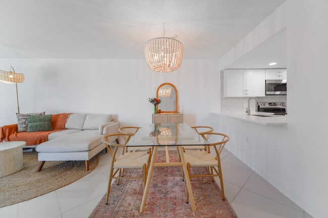 Building Photo - 3000 E Sunrise Blvd