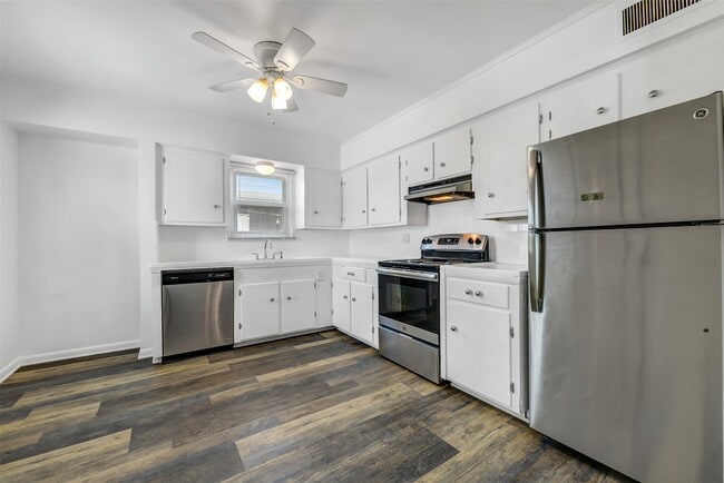 Building Photo - 123 The Strand