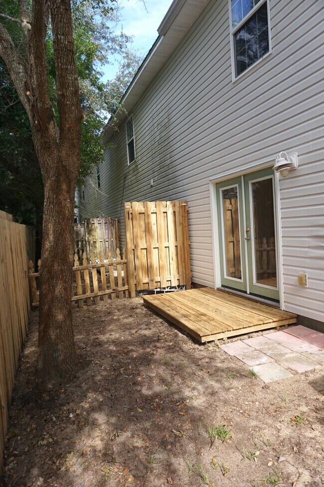 Building Photo - Two Bedroom Townhome in FWB