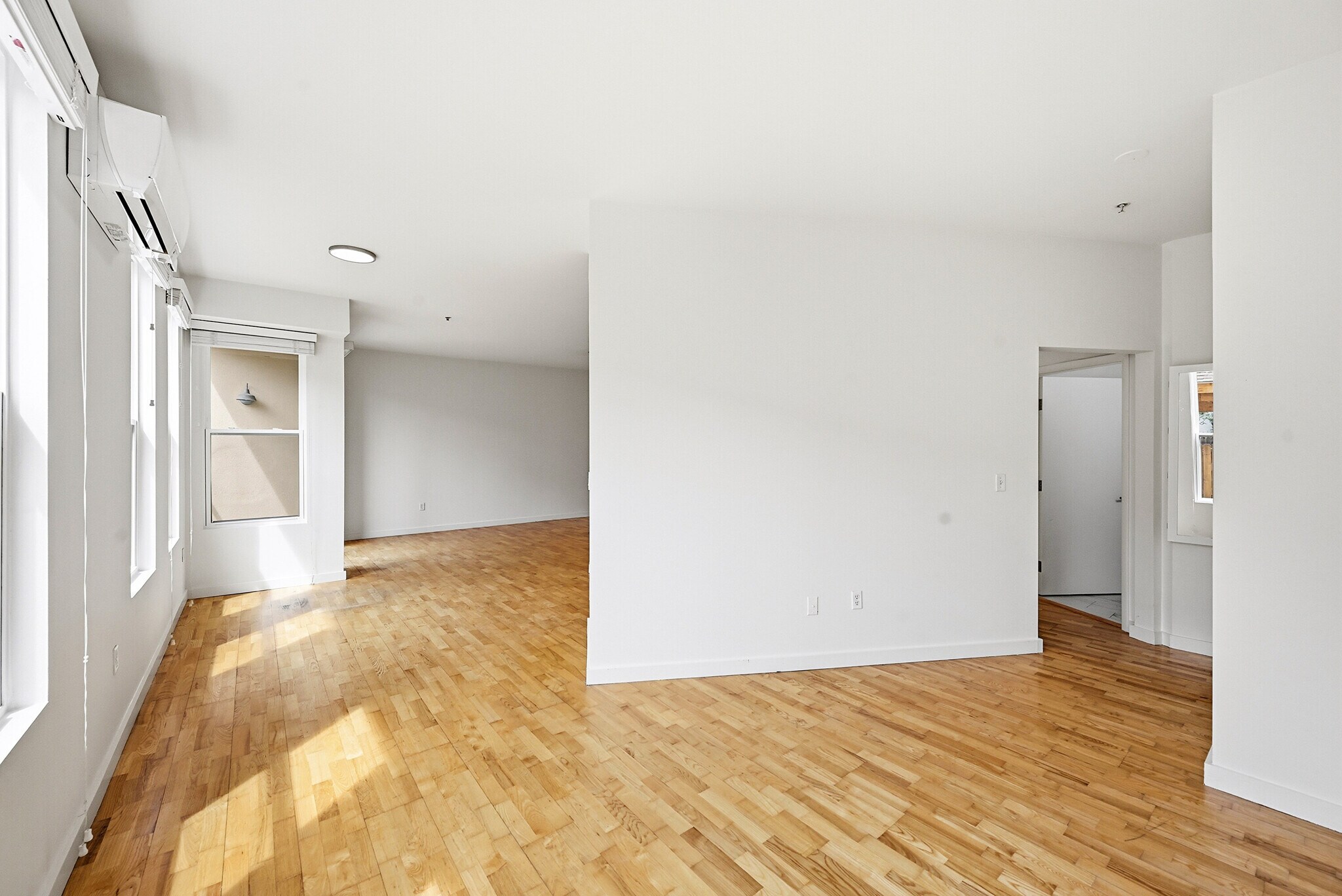 Building Photo - 2422 Tremont Pl