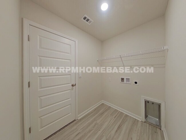 Building Photo - Spacious 5-Bedroom Home in Shoal River Community with Modern Features and Community Pool Access!