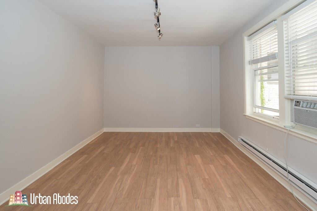 Building Photo - 535 W Belmont Ave