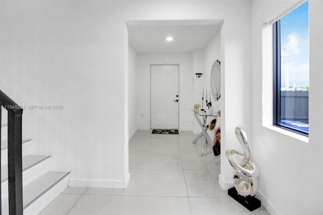 Building Photo - 320 NW 13th Ct