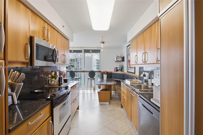 Building Photo - 16500 Collins Ave