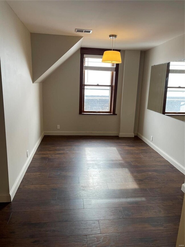 Building Photo - 1052 S Kingshighway Blvd