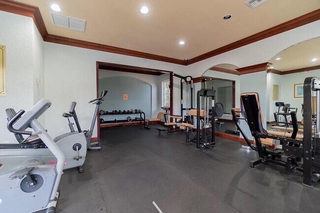 Building Photo - 1100 Crestwood Ct S