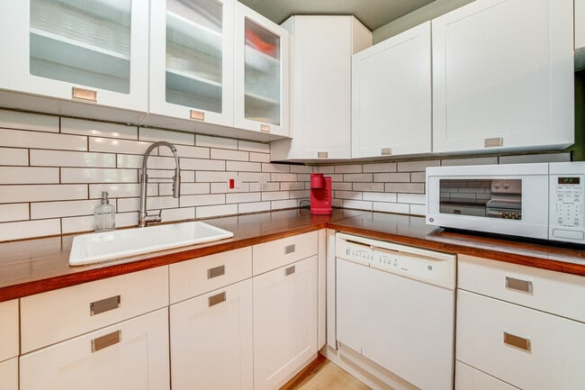 Building Photo - 1425 S Puget Dr