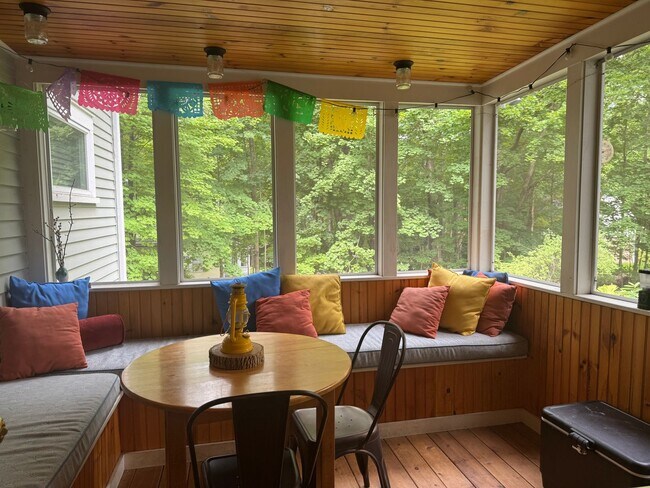 Building Photo - Short term- 4 Bedroom just two blocks from...