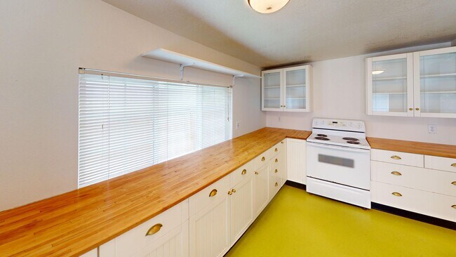 Building Photo - Beautiful Sellwood Bungalow in One of Portland's Most Desirable Neighborhoods. Pet friendly!