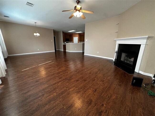 Building Photo - 1041 Disraeli Cir