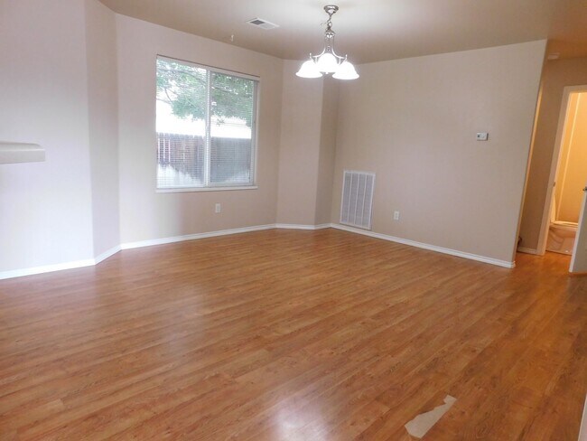 Building Photo - Spacious Duplex in Irish Walk