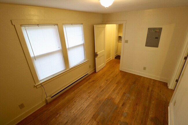 Building Photo - Two bedroom apartment near engineering and science buildings, 4 blocks from campus