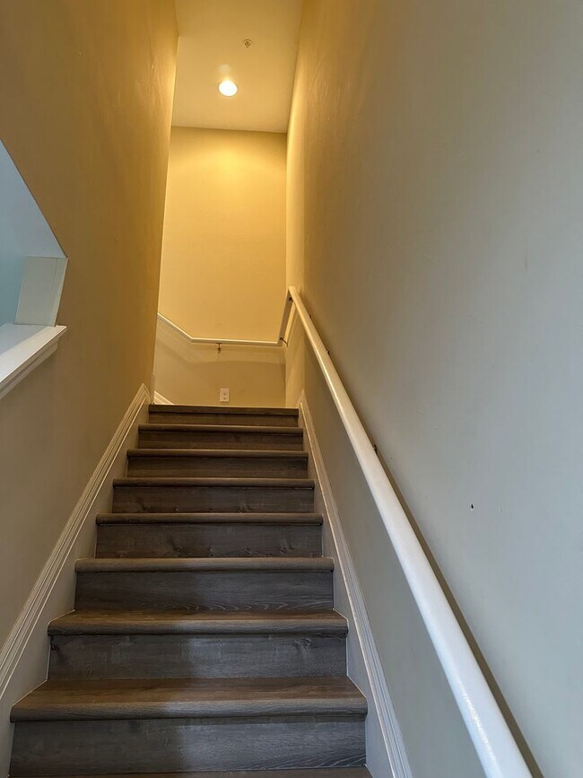 Building Photo - 3/2/2 Town Home Style Condo at Maintenance...