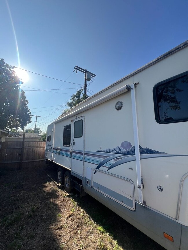 Building Photo - Burbank 3 bedroom 2 bathroom house for ren...