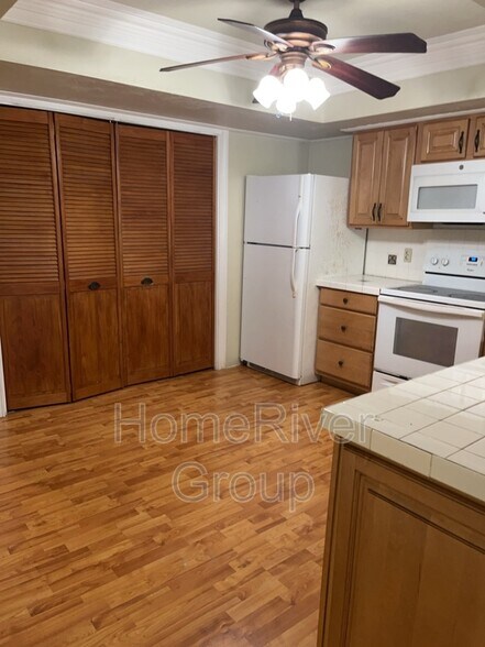 Building Photo - 1731 Golf Club Dr