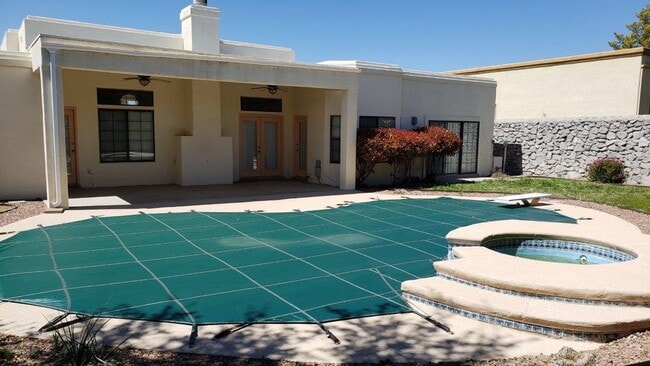 Building Photo - Beautiful Home with Pool and Hot Tub!