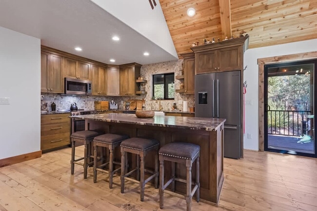 Building Photo - 18 Spur Dr