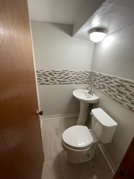 Building Photo - 16606 Lotus Dr
