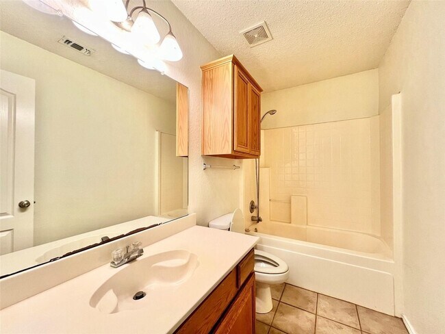 Building Photo - 2210 Green Mere Dr