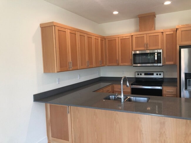 Building Photo - Newer 3 bedroom, 2.5 bath duplex in desirable neighborhood! MOVE IN SPECIAL!