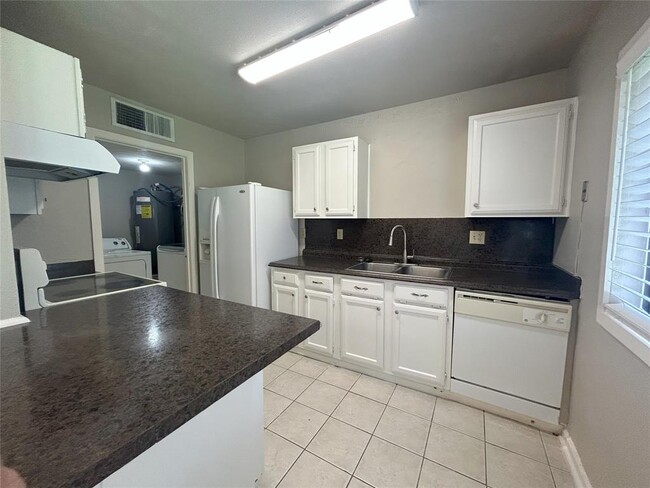 Building Photo - 711 Stonewall Dr