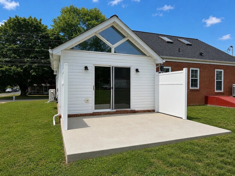 Building Photo - 434 East Ave