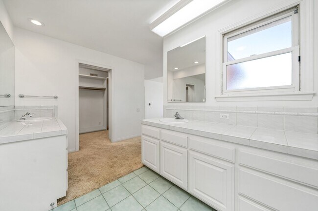 Building Photo - Spacious Two-Story 5 BD/3 BA Home in Desirable East Bluff Neighborhood