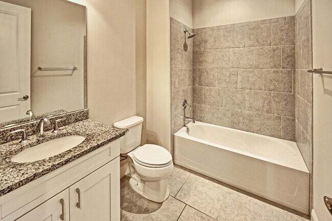 Building Photo - 2/2+Den Coach Home Available Annually!