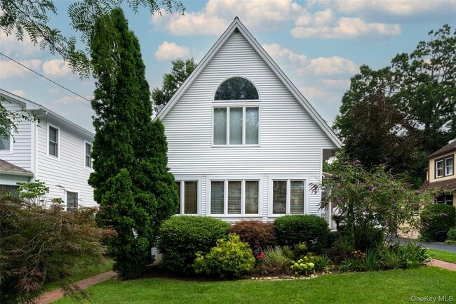 Building Photo - 217 Larchmont Ave