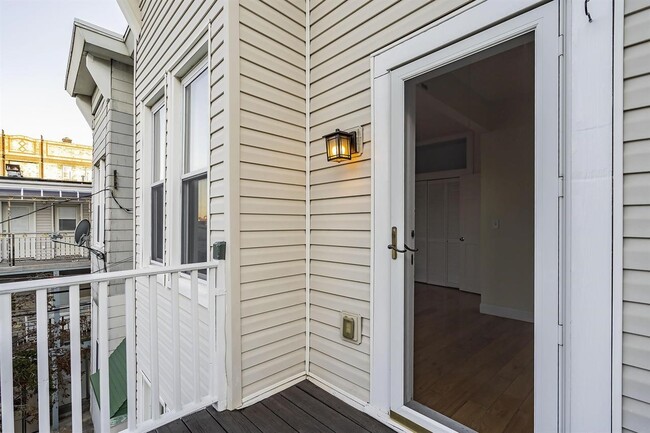 Building Photo - 114A Cottage St