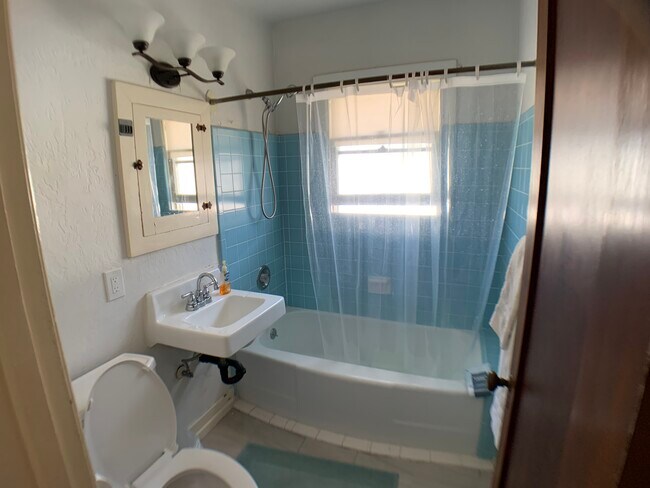 Full bathroom - 2746 C St