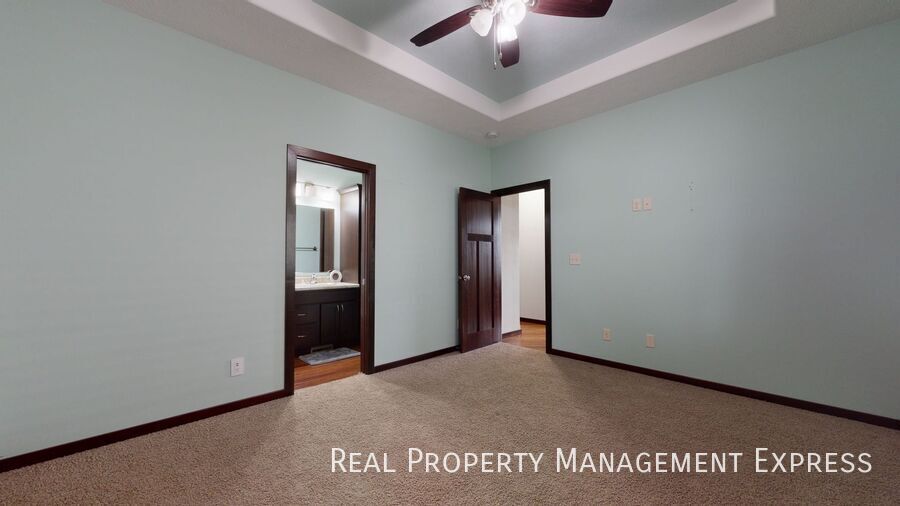 Building Photo - 4 Bed 3 Bath Luxury Home with 3 Stall Gara...