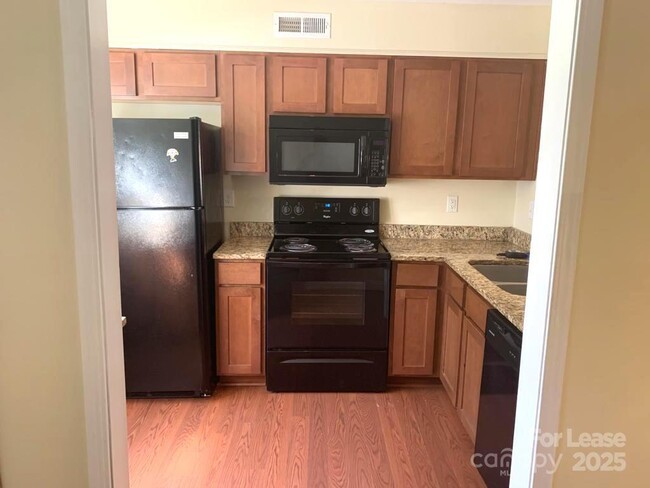 Building Photo - 1207 Green Oaks Ln