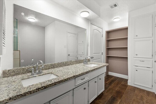Building Photo - 3319 Meadowcreek Dr