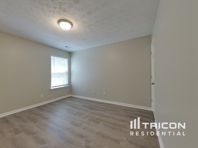 Building Photo - 261 Silver Ridge Dr