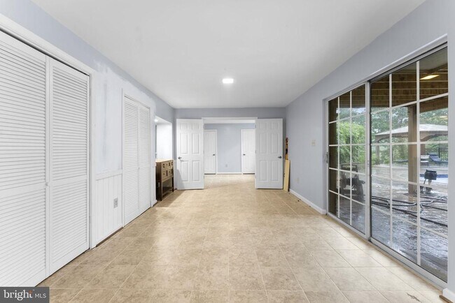 Building Photo - 901 Holly Creek Dr