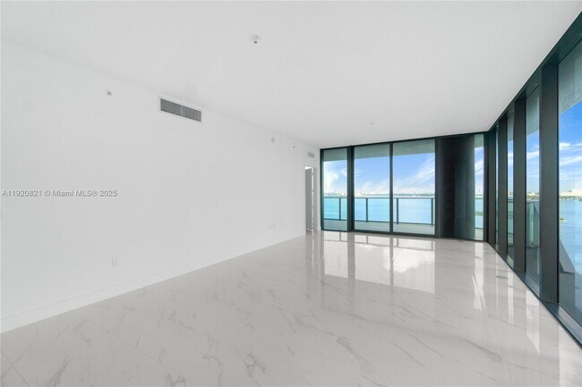 Building Photo - 700 NE 24th St