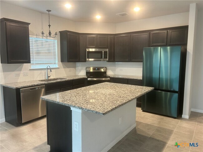 Building Photo - 631 Friar Tuck Dr