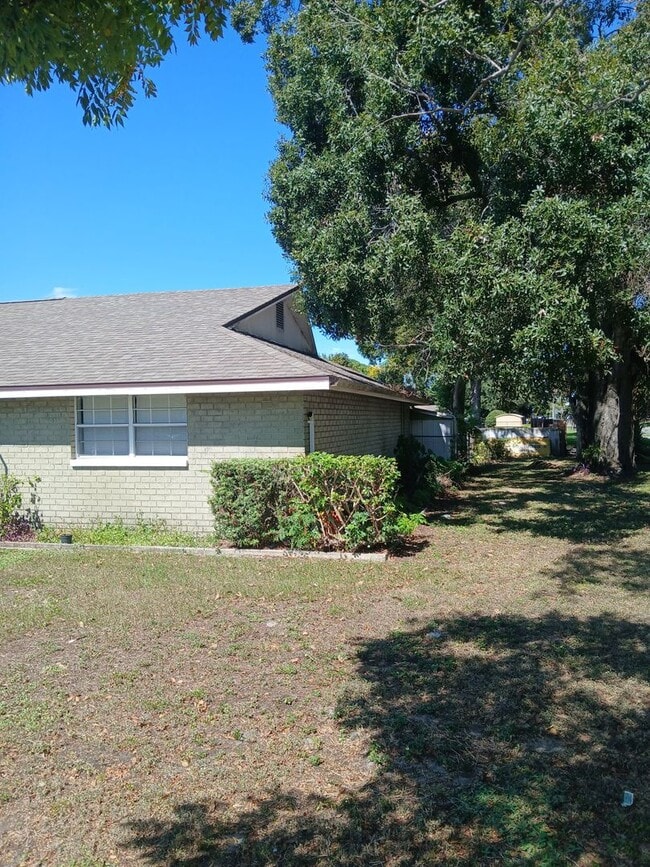 Building Photo - Updated 2 Bed / 2 Bath Home for Rent – Near Downtown New Port Richey
