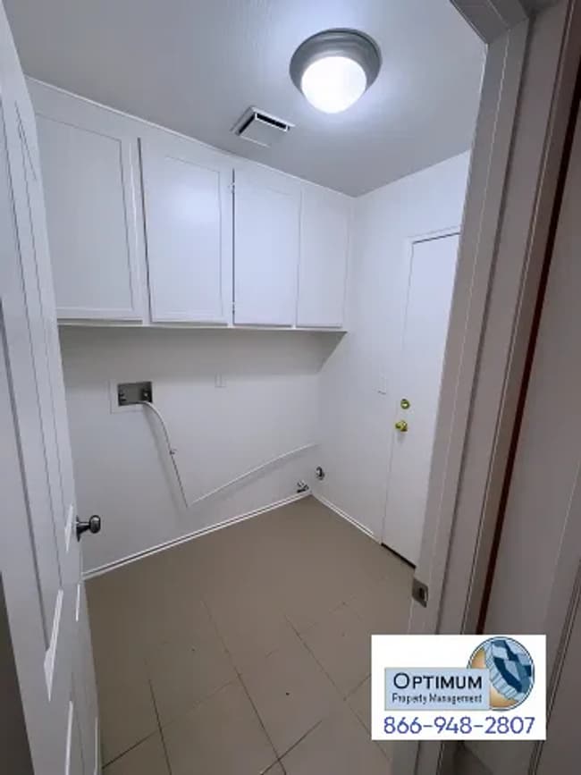 Building Photo - Beautiful 3 Bedroom, 2 Bathroom Home with Versatile Living Spaces