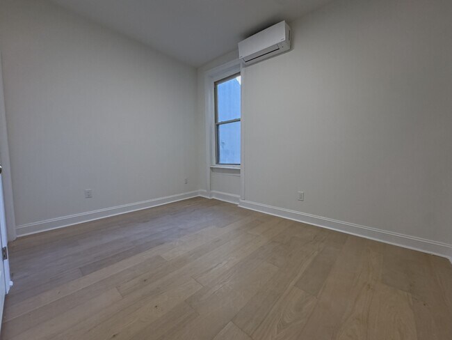 Building Photo - 2039 Green St