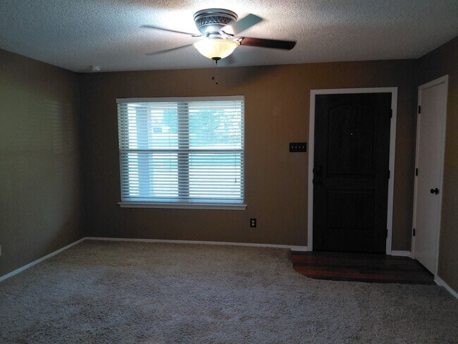 Building Photo - 4/2 Private Backyard + Huge SHOP