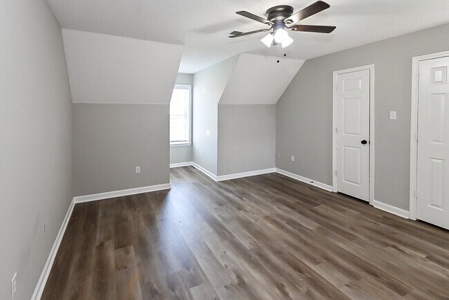 Building Photo - 5546 Lakefront Dr