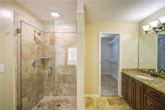 Building Photo - 1060 Lyndhurst Way