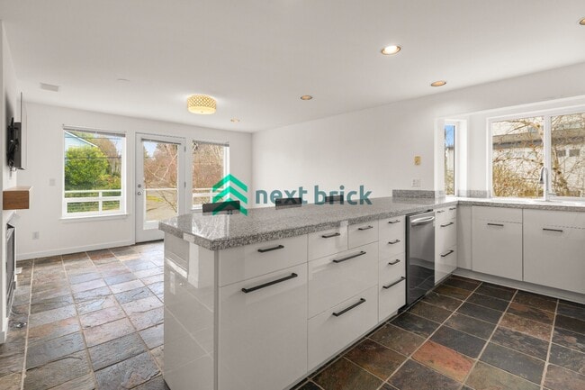 Building Photo - 3 BED & 3 BATH SINGLE FAMILY HOUSE FOR RENT