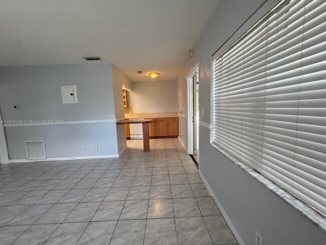 Building Photo - 1522 NE 34th Ct