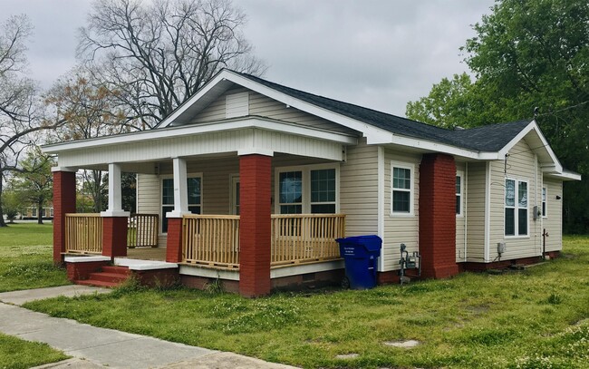 Building Photo - 107 S Independence St